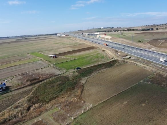 Silivri Fenerköy’de Yatırımın Zirvesi: Emlak Türk’ten Otobana 2. Parsel Muhteşem Arsa
